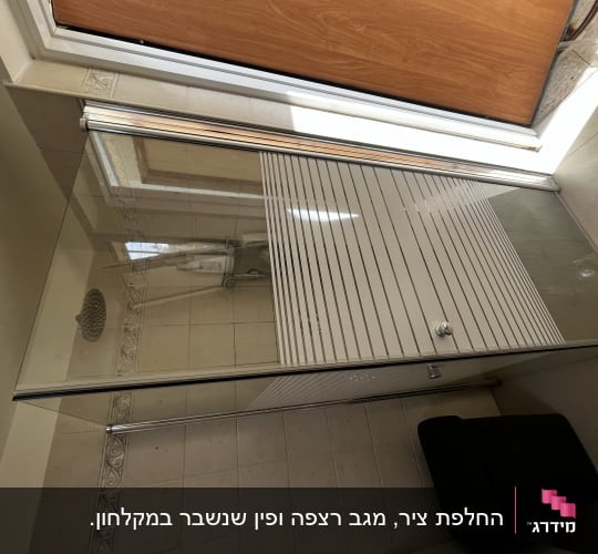 מקלחון זכוכית עם ראש מקלחת עגול